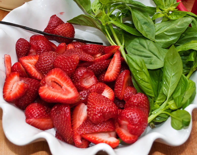 Strawberry Basil Sour Cream Gelato | LunaaCafe