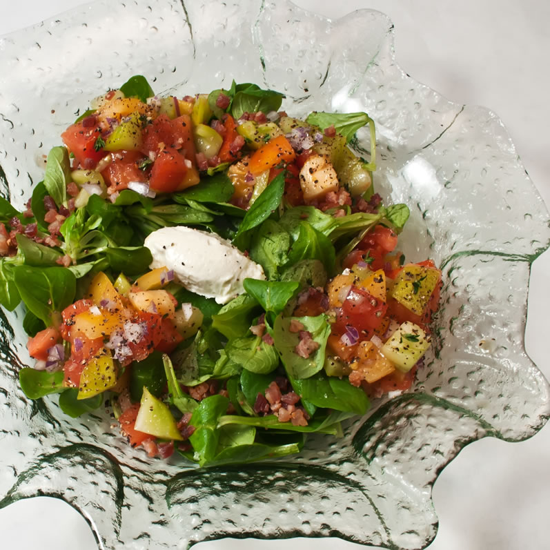 Heirloom Tomato, Walla Walla Sweet Onion & Mâche Salad with Blue Cheese Crema | LunaCafe