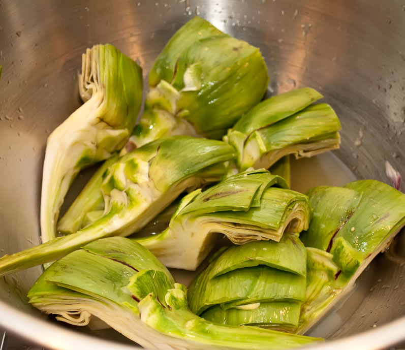 Raw Trimmed Artichokes in Acidulated water
